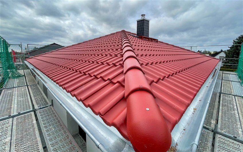 rote Dacheindeckung mit Betonziegeln auf Kern-Haus Stadtvilla Baleo in eilenburg