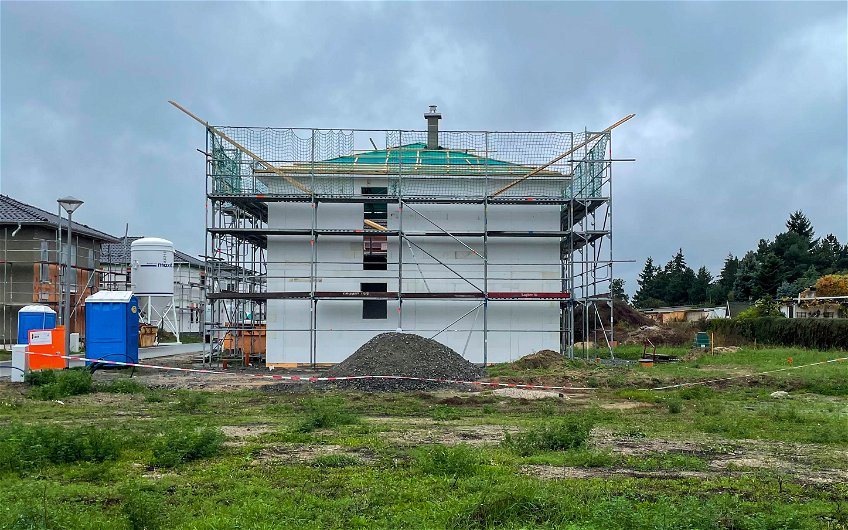 Latten zur Vorbereitung der Dacheindeckung auf Kern-Haus Stadtvilla Baleo in Eilenburg