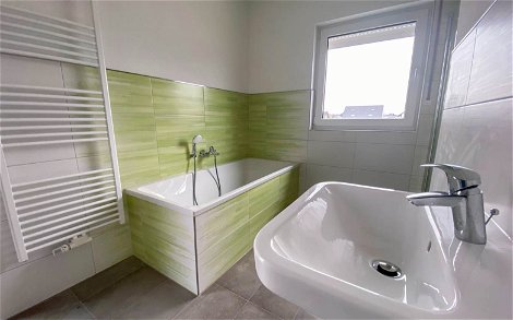 Bad mit grünen Fliesen in Kern-Haus Stadtvilla Baleo in Eilenburg