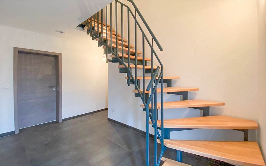Stahl-Holz-Treppe im Flur des Kern-Haus Baleo in Eilenburg