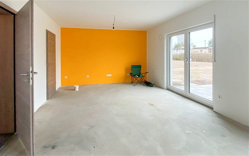 Wohnbereich mit oranger Wand in Kern-Haus Stadtvilla Baleo in Eilenburg
