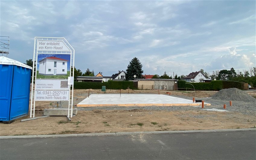 Bodenplatte mit Bauschild für Kern-Haus Stadtvilla Baleo in Eilenburg