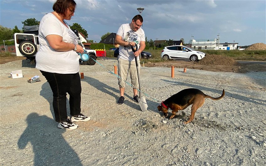 Hund und Bauherren bei Grundsteinlegung für Kern-Haus Baleo in Eilenburg