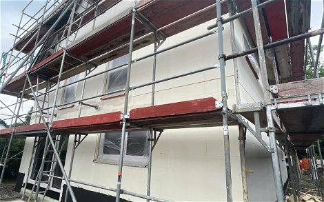 Kern-Haus Leipzig Neubau Makranstädt Außengerüst Rohbau Fenstereinbau Dachdeckung mit Ziegeln