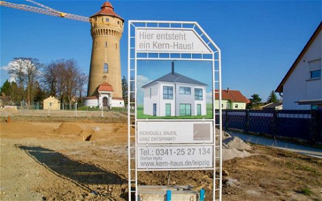 Bauschild auf Grundstück für Kern-HAus in Pegau