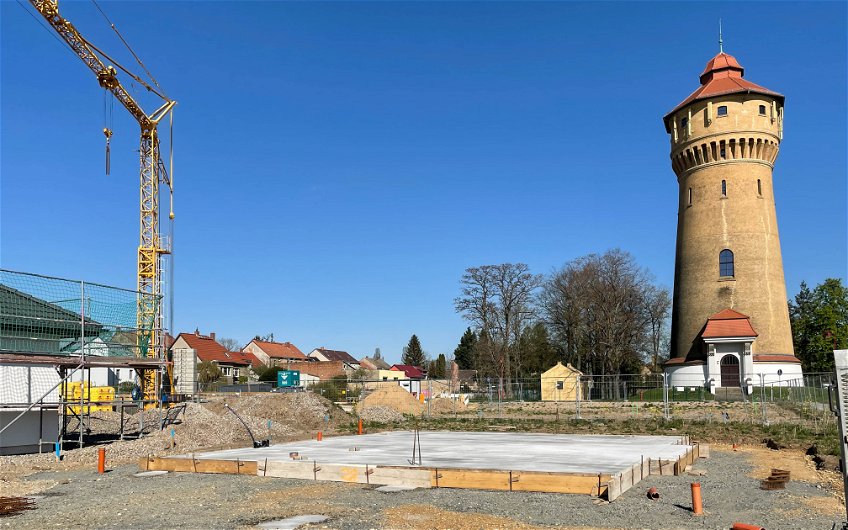 Bodenplatte der Kern-Haus Stadtvilla vor Wasserturm in Pegau