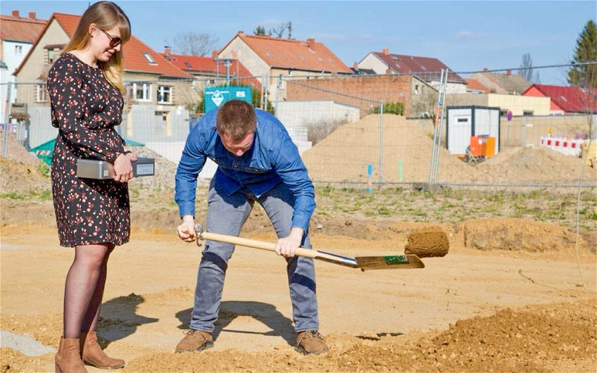 Bauherren bei Grundsteinlegung für Kern-Haus Stadtvilla in Pegau