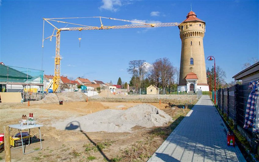 Baugrundstück mit Wasserturm und Kran für Kern-Haus STadtvilla in Pegau