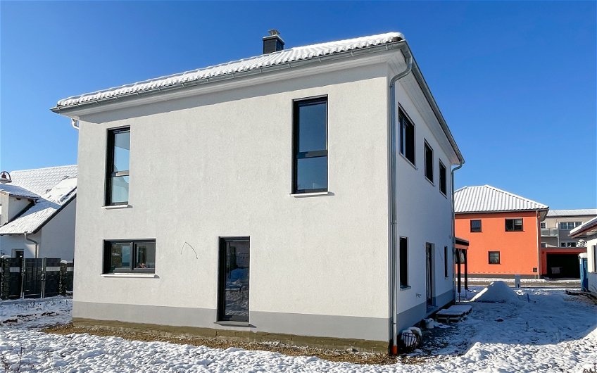 Kern-Haus Leipzig Massivhaus Architektenhaus energieeffizient modern bauen Schnee Hausansicht Fassade