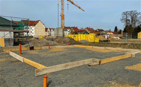 FErtigstellung der Schalung für Bodenplatte der Kern-HAus STadtvilla in PEgau