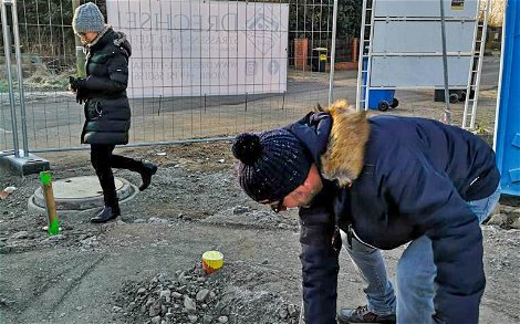 Bauherr gräbt für Grundsteinlegun für Kern-Haus Bungalow in Brodau