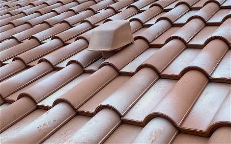 Die keramischen Dachziegel vom Markenhersteller sind beinahe unverwüstlich. Zudem beinhalten sie einen Schutz gegen Vermoosung, um lange frisch auszusehen.