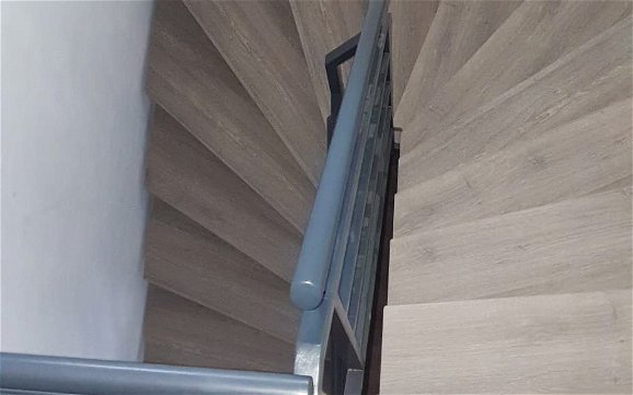 Die Treppe mit ihren schönen Holzstufen