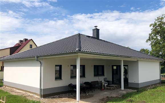 Kern-Haus Leipzig baut einen Bungalow in Schkopau als KfW55 mit DuoTherm und LWWP (Luftwasserwärmepumpe). Ebenerdig sind alle Räume im modernen Einfamilienhaus erreichbar.