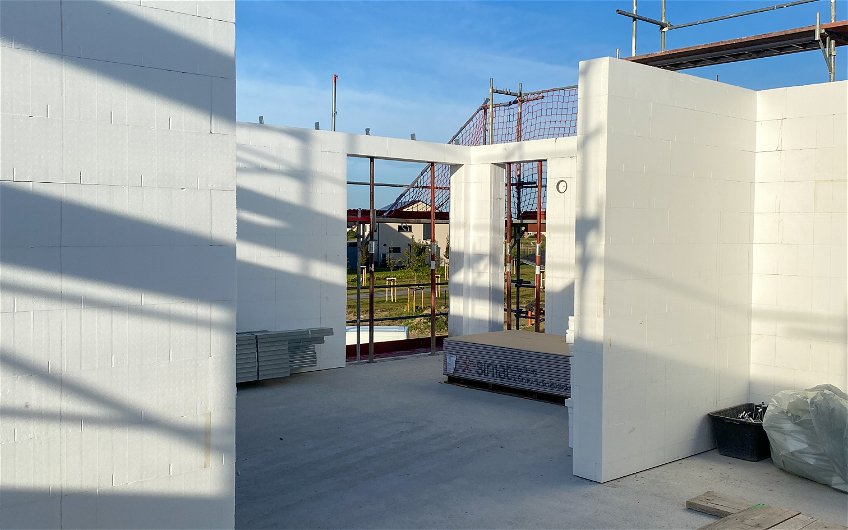 Kern-Haus Futura Bauhaus mit Pultdächern wird in Naunhof gebaut. Das DuoTherm-Mauerwerk garantiert höchste Kosten- und Energieeffizienz bei gleichzeitiger Wertstabilität. Das Architektenhaus wurde nach individuellen Wünschen angepasst, Grundrisse und Optik verändert.