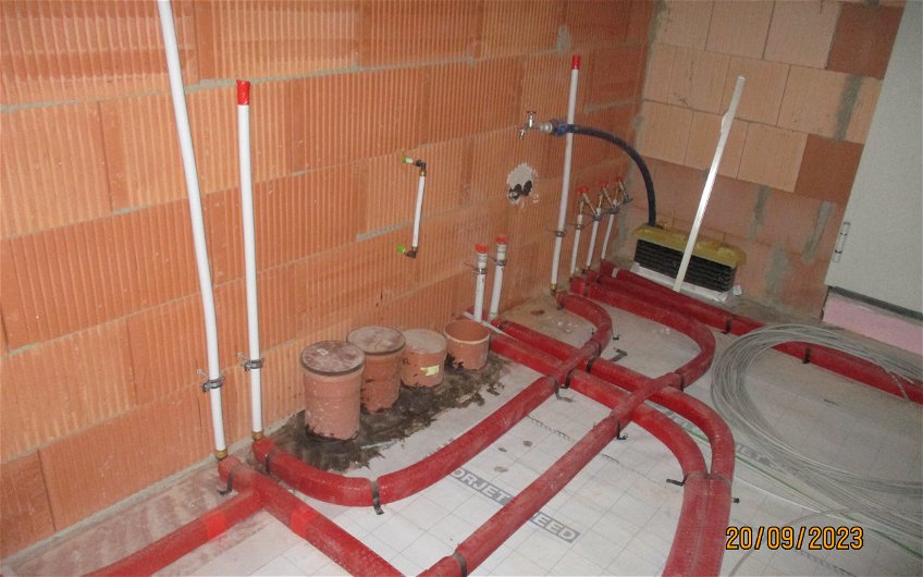 Kern-Haus Rohbauraum mit Leitungen und Anschlüssen