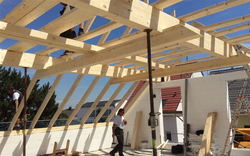 Bau des Dachstuhls des individuell geplanten Einfamilienhauses Signum von Kern-Haus in Hochdorf-Assenheim