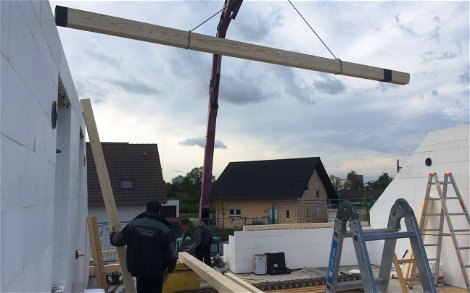 Bau des Dachstuhls des frei geplanten Einfamilienhauses von Kern-Haus in Frankenthal