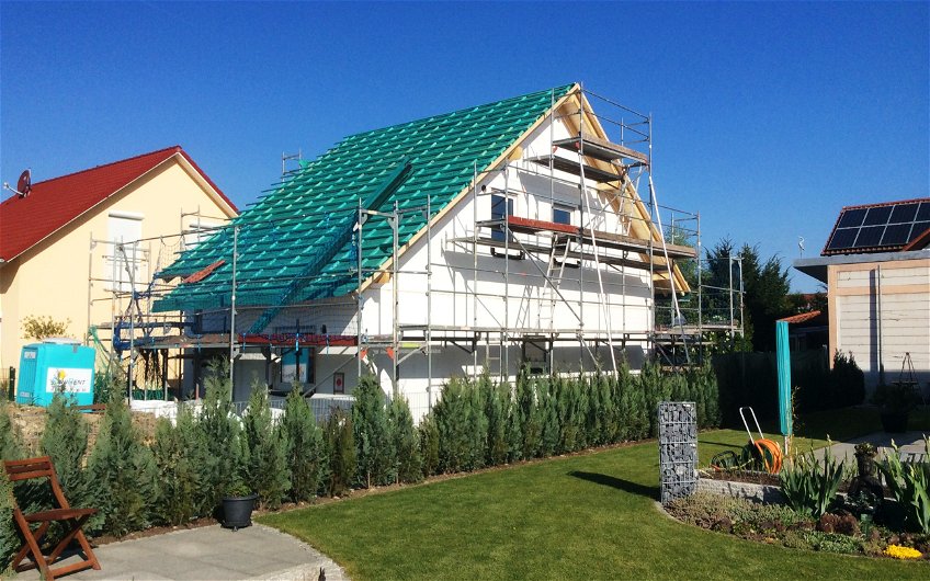 Beginn der Dacheindeckung des frei geplanten Einfamilienhauses von Kern-Haus in Frankenthal