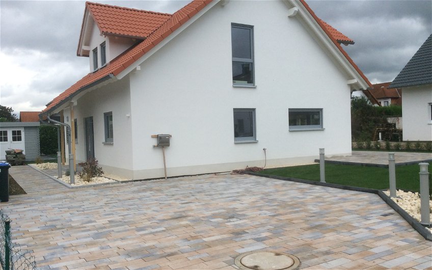 Gepflasterte Einfahrt zum individuell geplanten Einfamilienhaus Magnum von Kern-Haus in Dannstadt-Schauernheim