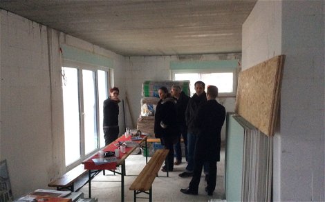 Gäste im Wohnbereich beim Rohbaufest im individuell geplanten Einfamilienhaus Magnum von Kern-Haus in Dannstadt-Schauernheim