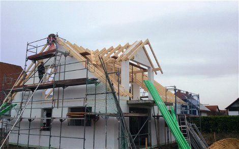 Rohbau des individuell geplanten Einfamilienhauses Magnum von Kern-Haus in Dannstadt-Schauernheim mit fertig gestelltem Dachstuhl