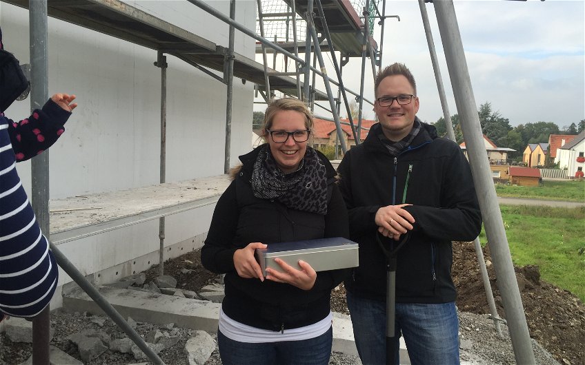 Bauherrenpaar mit der Grundsteinlegungskiste für das individuell geplante Kern-Haus Komfort in Obrigheim