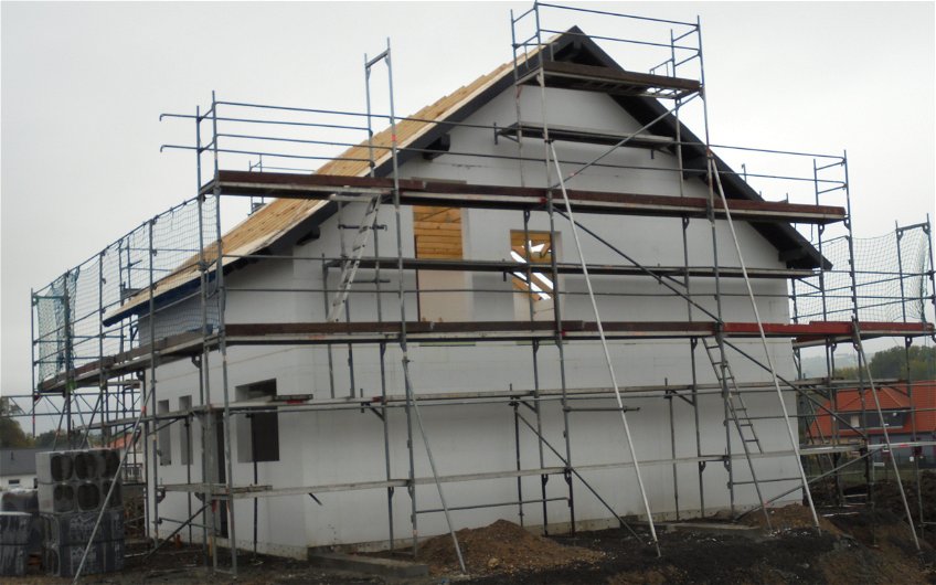 Rohbau des individuellen Familienhauses Komfort von Kern-Haus in Obrigheim mit Dachstuhl