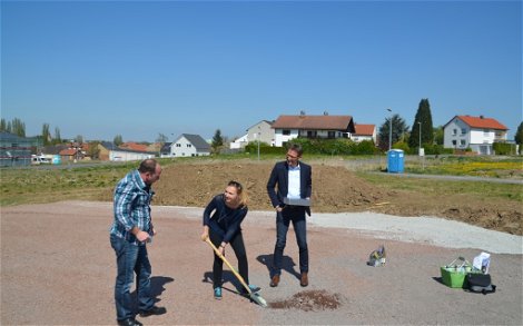 Bauherrin am Graben bei der Grundsteinlegung für das individuell geplante Einfamilienhaus Futura Pult von Kern-Haus in Obrigheim