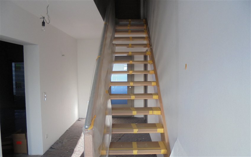 Massivholztreppe im individuell geplanten Einfamilienhaus Futura Pult von Kern-Haus in Obrigheim