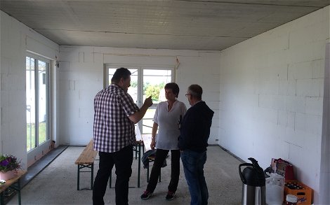 Besucher beim Rohbaufest im individuell geplanten Einfamilienhaus Futura Pult von Kern-Haus in Obrigheim