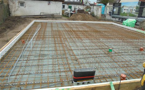Bodenplatte des Kern-Hauses Komfort in Linkenheim-Hochstetten vor dem Befüllen mit Beton