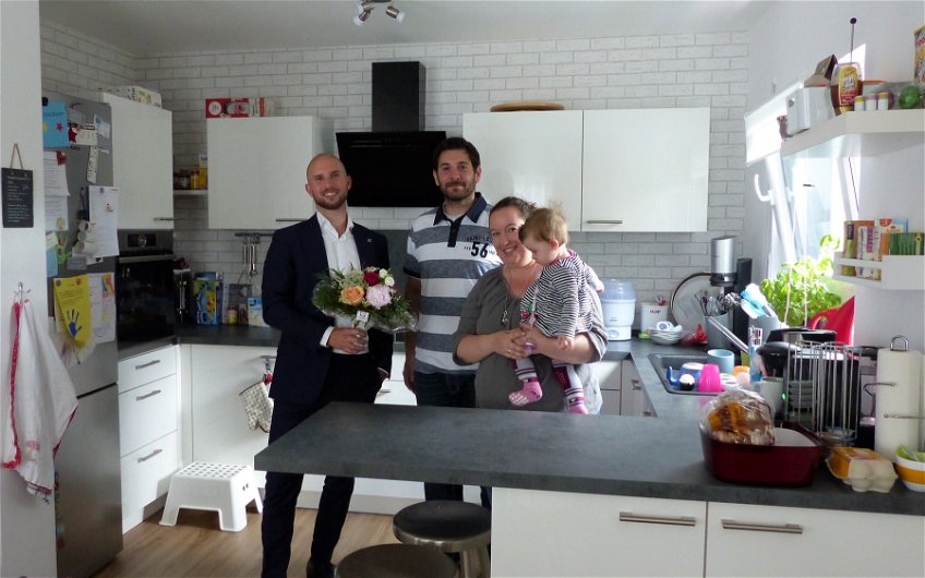 Bernd Laatz und Bauherren in der Küche des Einfamilienhauses von Kern-Haus in Linkenheim-Hochstetten