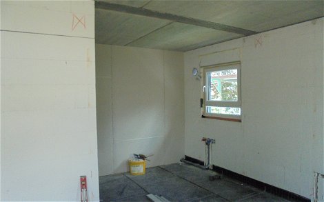 Küchenbereich mit Wasserzulauf und Abwasserrohr im Kern-Haus Komfort in Linkenheim-Hochstetten