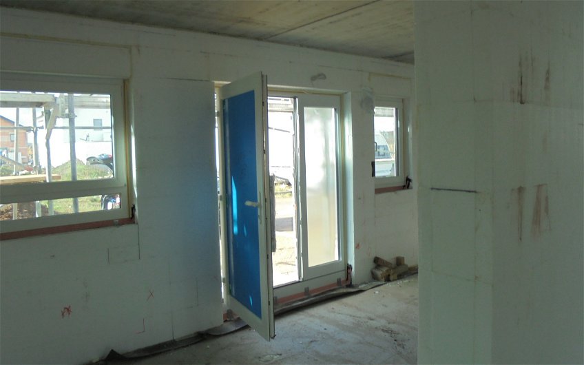 Eingangstür und eingebaute Fenster im frei geplanten Einfamilienhaus von Kern-Haus in Worms