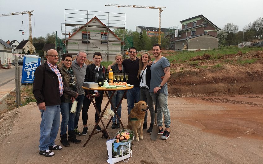 Bauherrenpaar mit Familie bei der Grundsteinlegung für die Kern-Haus-Stadtvilla Signus in Otterberg