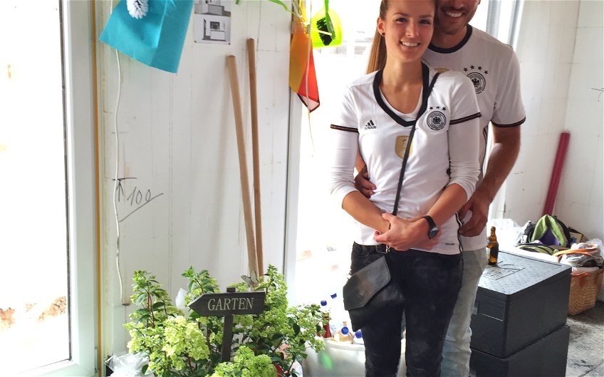 Bauherrenpaar mit Geschenken beim Rohbaufest in der Kern-Haus-Stadtvilla Signus in Otterberg