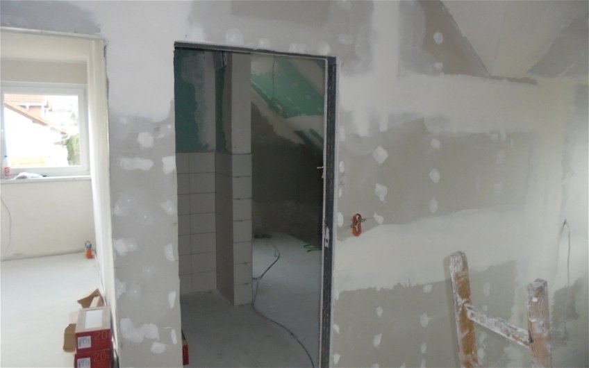 Fliesenarbeiten im Badezimmer des individuell geplanten Einfamilienhauses Aura von Kern-Haus in Wachenheim
