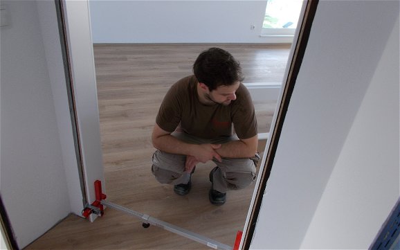 Türenbauer beim Einbau der Türen im individuell geplanten Einfamilienhaus Loop Classic von Kern-Haus in Freisbach