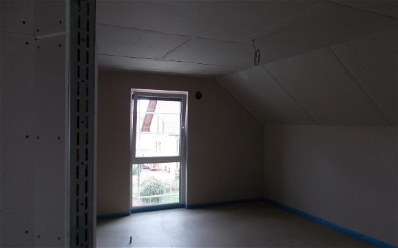 Raum im Obergeschoss des individuell geplanten Einfamilienhauses Loop Classic von Kern-Haus in Freisbach mit Estrichboden