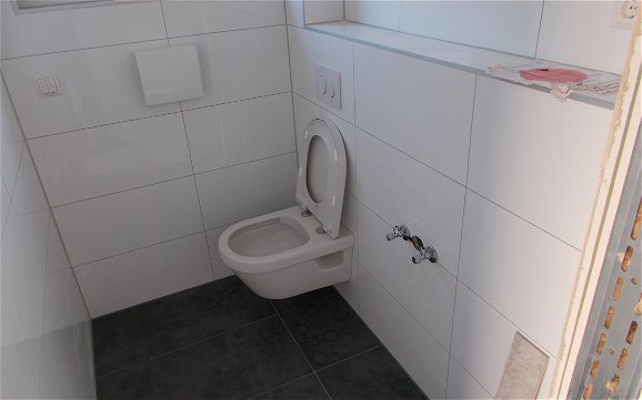 Gäste-WC des individuell geplanten Einfamilienhauses Loop Classic von Kern-Haus in Freisbach