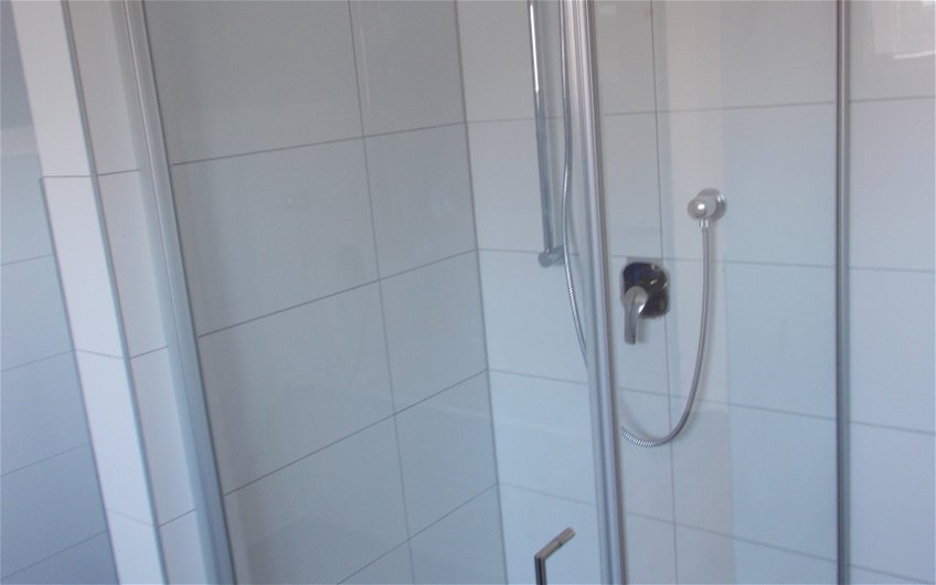 Dusche im individuell geplanten Einfamilienhaus Loop Classic von Kern-Haus in Freisbach