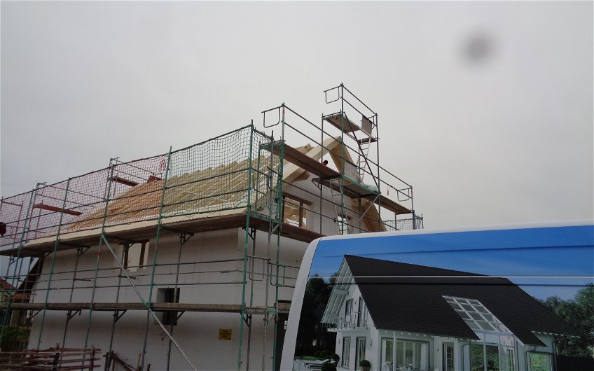 Das individuell geplante Einfamilienhaus Loop Classic von Kern-Haus in Freisbach mit aufgestelltem Dachstuhl