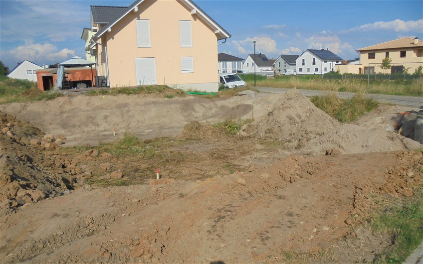 Baustellenvorbereitung auf dem Grundstück in Dettenheim für das individuell geplante Einfamilienhaus Luna von Kern-Haus