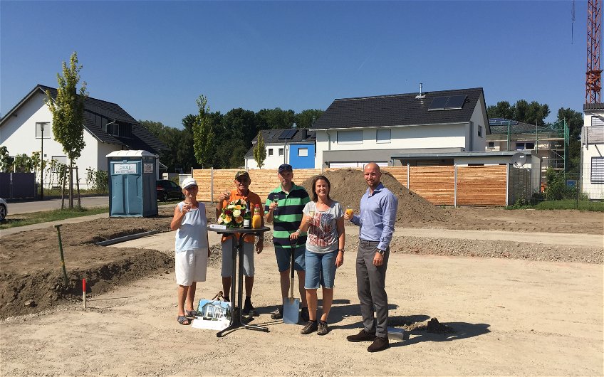 Verkaufsberater Bernd Laatz und die Baufamilie bei der Grundsteinlegung für das individuell geplante Einfamilienhaus Luna von Kern-Haus in Dettenheim