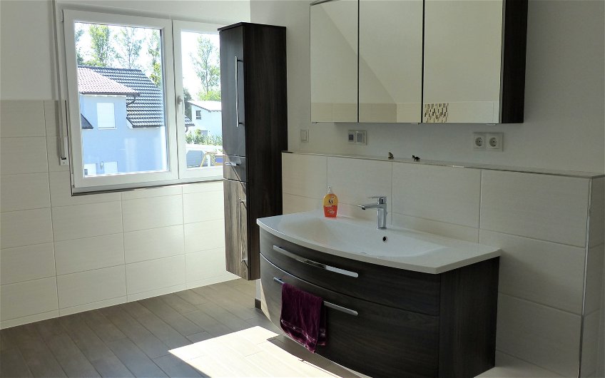 Badezimmer im individuell geplanten Einfamilienhaus Luna von Kern-Haus in Dettenheim
