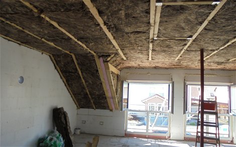 Verlegte Dämmwolle im Dach des individuell geplanten Einfamilienhauses Komfort von Kern-Haus in Neupotz