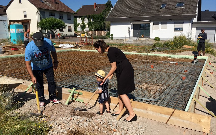 Bauherren mit Nachwuchs bei der Grundsteinlegung für das individuell geplante Einfamilienhaus Komfort von Kern-Haus in Neupotz