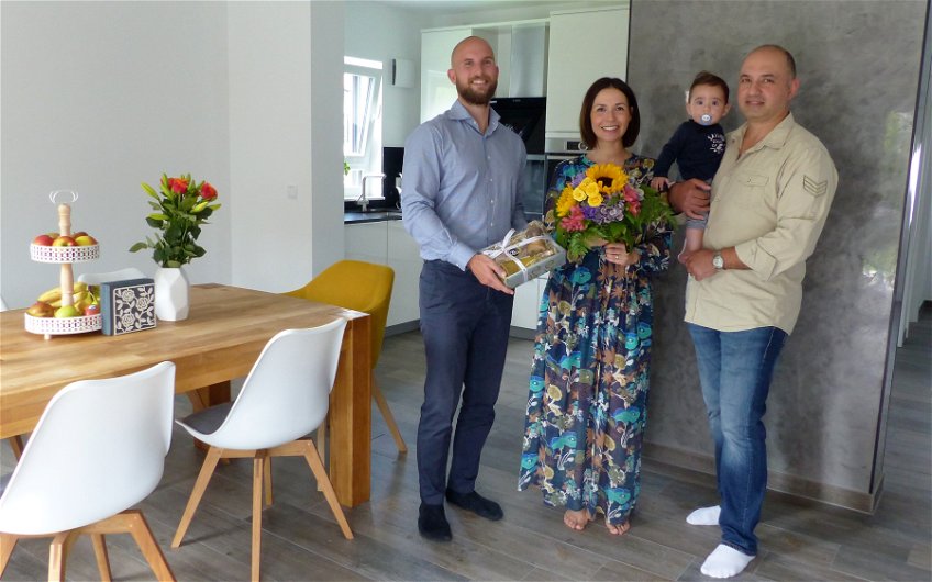 Baufamilie mit Verkaufsberater Bernd Laatz im Einfamilienhaus Komfort von Kern-Haus in Neupotz