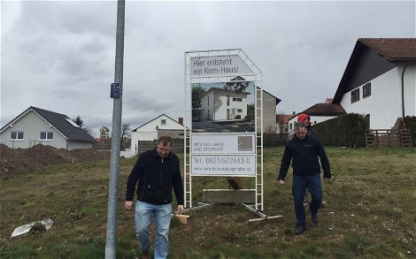 Bauherr, Bauleiter und Tiefbauer beim Bauanlaufgespräch am Grundstück in Obrigheim